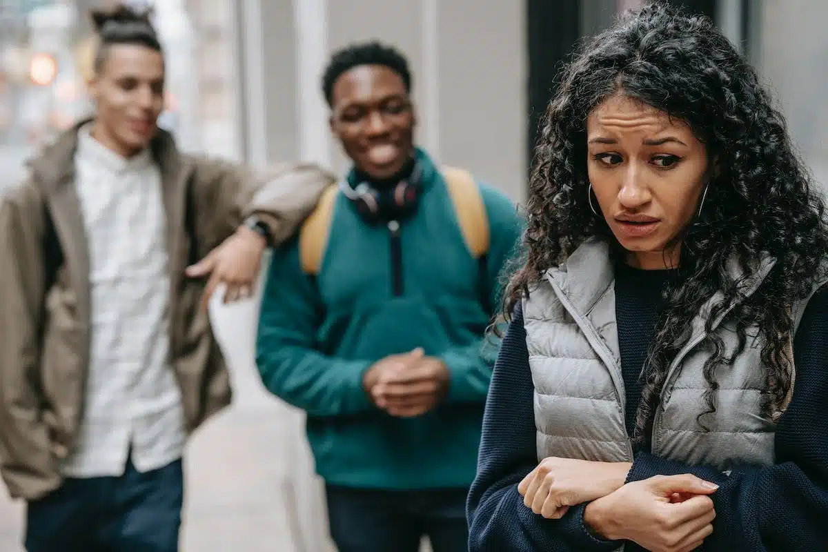 Comprendre les raisons qui poussent un homme à se sentir intimidé par une femme qui lui plaît