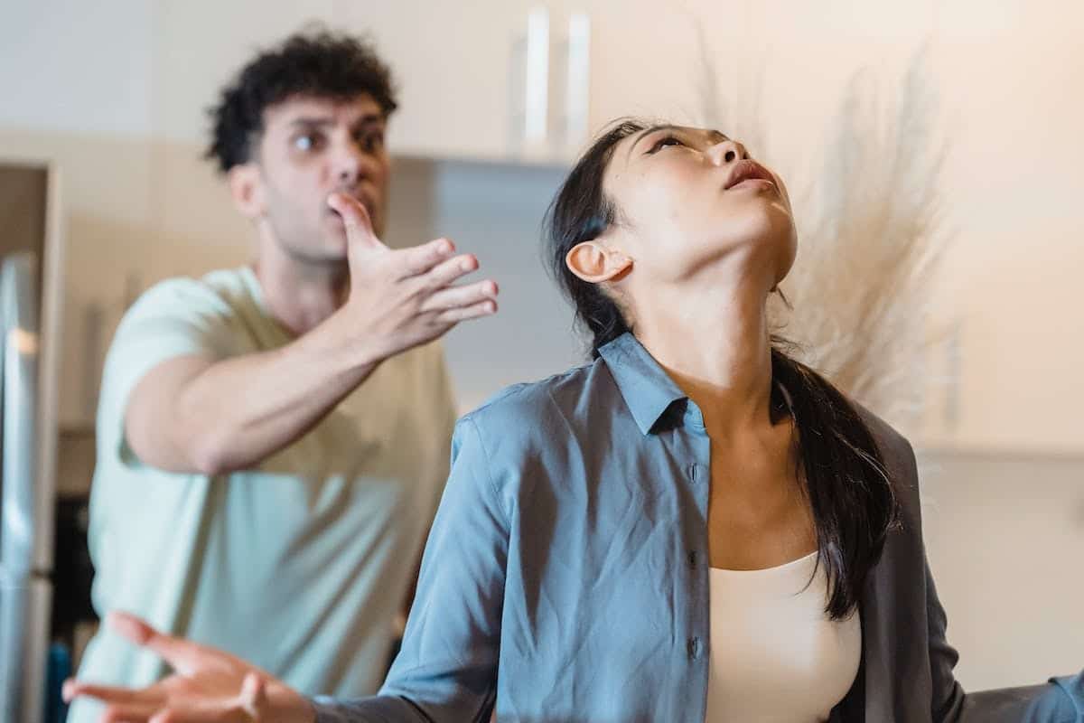 homme intimidé